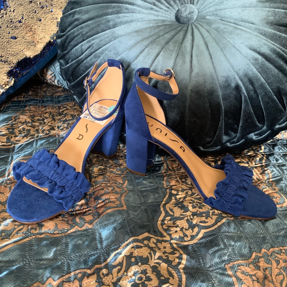 NWT Unisa Size 6 in royal blue